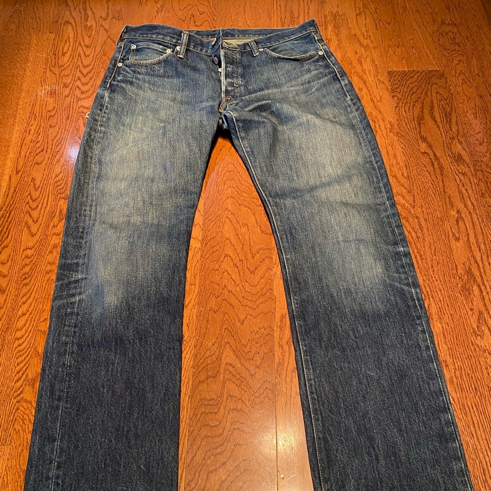 Distrssed Levi brand jeans with rip detail.
